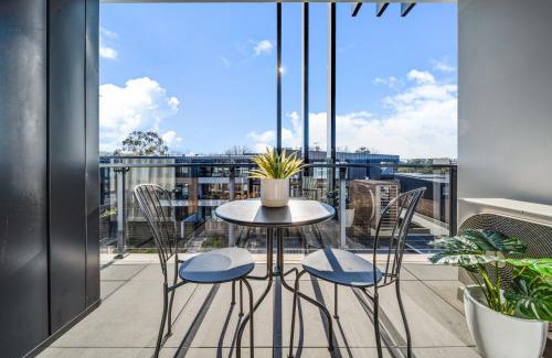 Narrabundah Apartment | Spacious 1-Bed Apartment with Gym, BBQ & Parking