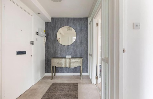 London Borough of Bromley Apartment | Spacious 1 bed apartment with parking & balcony!