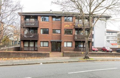London Borough of Bromley Apartment | Spacious 1 bed apartment with parking & balcony!