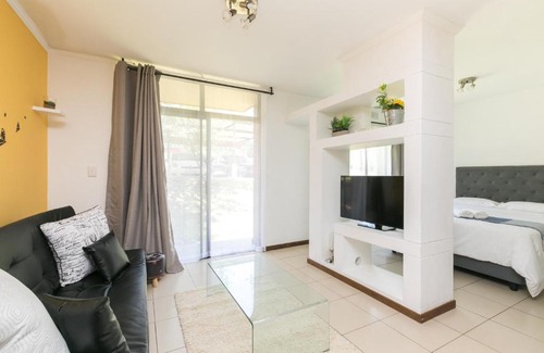 Greater Johannesburg Metropolitan Area Apartment | Spacious 1 Bed in a secure golf estate.WIFI