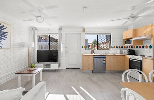 Southport Apartment | Spacious 1-Bed with Swimming Pool & Tennis Court