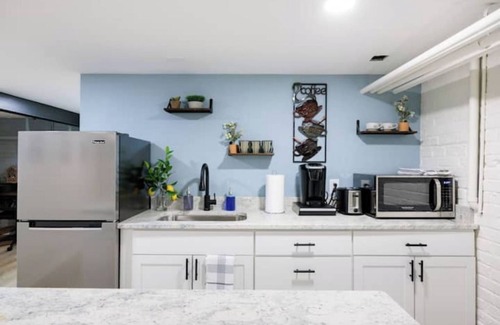 Richmond Apartment | Spacious 1 bedroom, 1 bathroom unit w/private entrance, on site parking+laundry