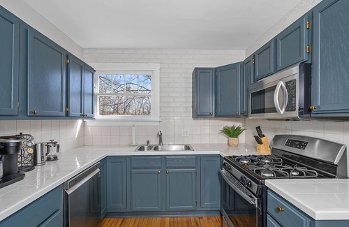 Roselawn Finance House | Spacious 1 bedroom 2 bathroom Private Home with Washer/Dryer and Office