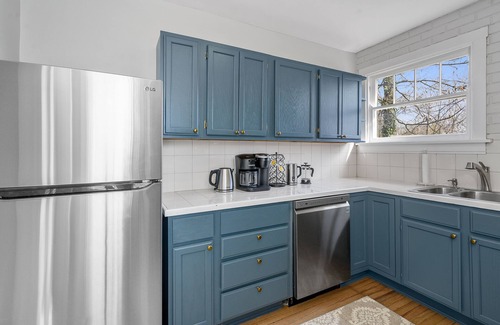 Roselawn Finance House | Spacious 1 bedroom 2 bathroom Private Home with Washer/Dryer and Office
