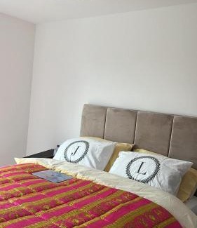 South Hornchurch Apartment | Spacious 1 bedroom apart - lux bright with balcony