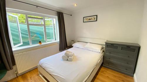 Friern Barnet Apartment | Spacious 1 Bedroom near central London Kings Cross walking to Arnos Grove Tube, Alexandra Palace, Euston
