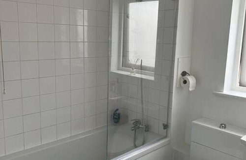 Holland Park Apartment | Spacious 1 Bedroom rental unit in West London