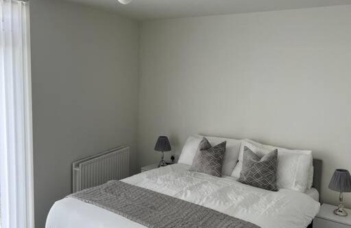 Holland Park Apartment | Spacious 1 Bedroom rental unit in West London