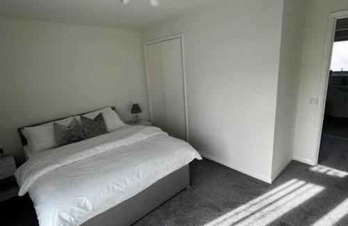 Holland Park Apartment | Spacious 1 Bedroom rental unit in West London