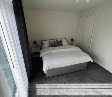 Holland Park Apartment | Spacious 1 Bedroom rental unit in West London