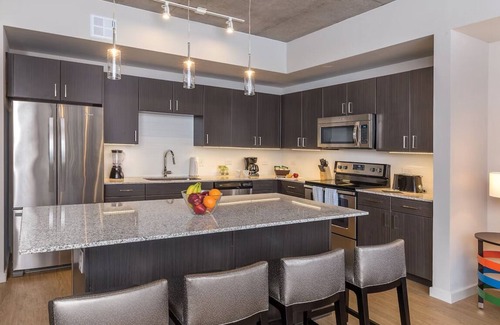 Downtown Austin Hotel | Spacious 1 Bedroom Suite in Gorgeous Downtown Austin