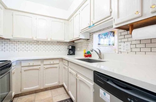 Kailua-Kona Condo | Spacious 1 Bedroom Ground Floor Condominium On The Water