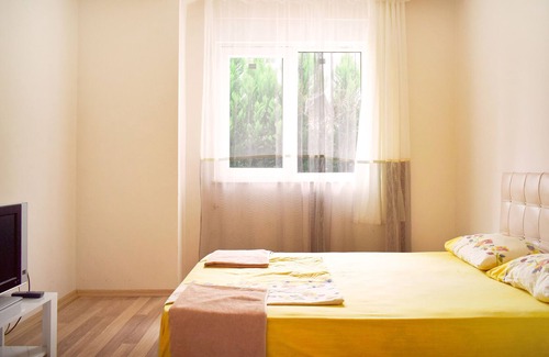 Sarsu Mahallesi Apartment | Spacious 1 bedroom with pool and mountain view