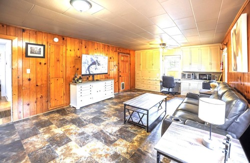 City Center Medford House | Spacious 1 Bedroom with covered porch, centrally located to all things Rogue!