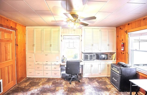 City Center Medford House | Spacious 1 Bedroom with covered porch, centrally located to all things Rogue!