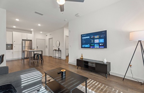 Arlington Apartment | Spacious 1 BR Apt/King Bed/Pool/Gym/Close 2 Beach