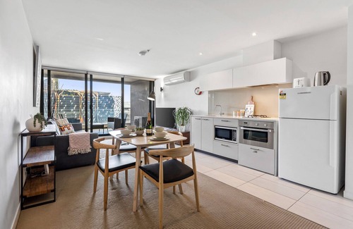 Melbourne Central Business District Apartment | Spacious 1-BR CBD APT - BALCONY