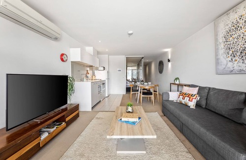 Melbourne Central Business District Apartment | Spacious 1-BR CBD APT - BALCONY