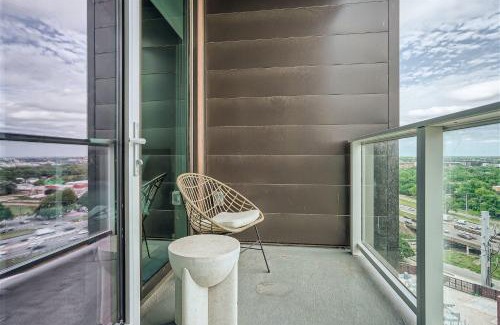 Rainey Street Historic District House | Spacious 1 BR condo - Amazing views - Pool - Kitchen