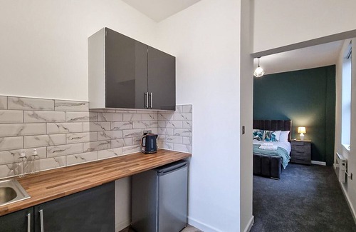 Manchester House | Spacious 10-Bed Home with Large Driveway