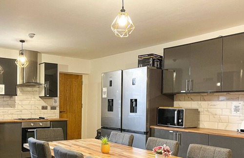 Manchester House | Spacious 10-Bed Home with Large Driveway