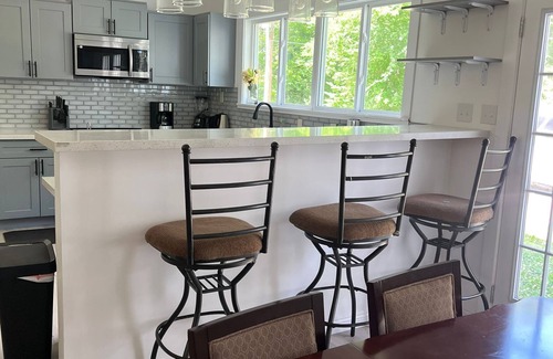 Raleigh House | Spacious 10-bedroom Compound with Pool, Hot tub and strong Wi-fi