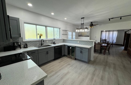 Raleigh House | Spacious 10-bedroom Compound with Pool, Hot tub and strong Wi-fi