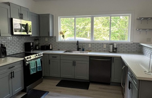 Raleigh House | Spacious 10-bedroom Compound with Pool, Hot tub and strong Wi-fi