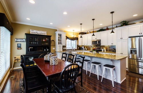 Mission Hills House | SPACIOUS, 10 BEDS, SLEEP 14, NEAR LAKE/WATERPARK AND ALL ATTRACTIONS