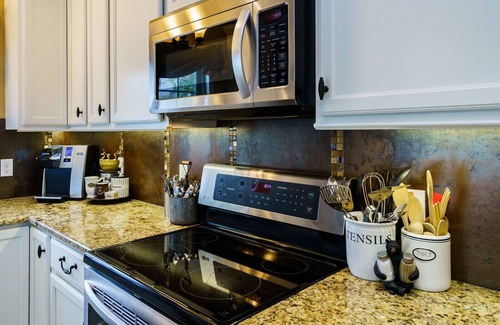 Mission Hills House | SPACIOUS, 10 BEDS, SLEEP 14, NEAR LAKE/WATERPARK AND ALL ATTRACTIONS