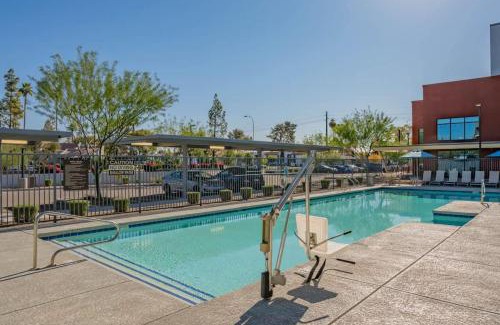 Tempe Apartment | Spacious 1BD - Balcony, Pool, Gym, W-D - Sleeps 4