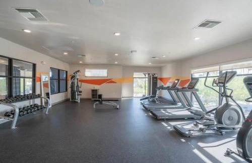 Tempe Apartment | Spacious 1BD - Balcony, Pool, Gym, W-D - Sleeps 4