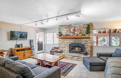 Mammoth Lakes Condo | Spacious 1BD Condo Walk to Village