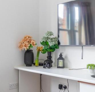 Battersea Apartment | Spacious 1BD Flat 10 mins from Battersea Park!