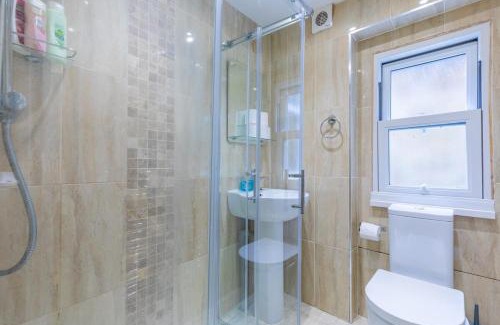 Battersea Apartment | Spacious 1BD Flat 10 mins from Battersea Park!