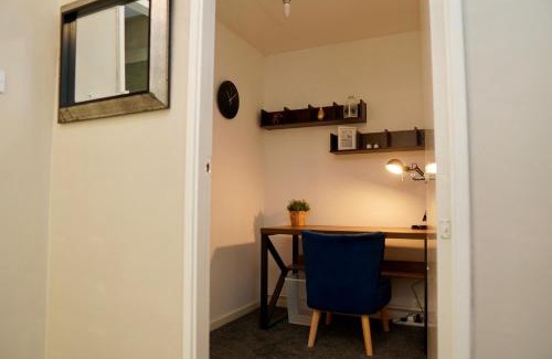 Whitechapel Apartment | Spacious 1BD Flat near Central London, Office, Smart TV