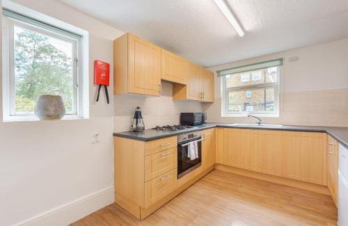 Hampton Wick Apartment | Spacious 1BR Apartment with River Thames View