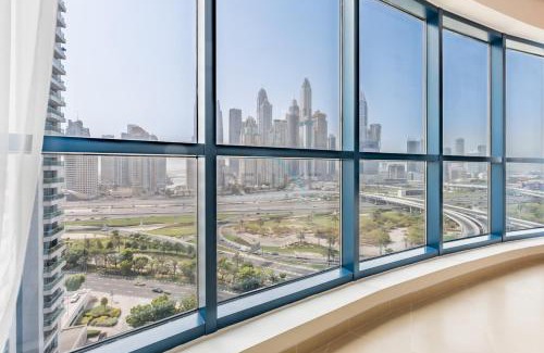 Jumeirah Lake Towers Apartment | Spacious 1BR Overlooking City Skyline and Marina, Next to JLT Lakefront, Just Minutes to Metro, Jumairah Bay Tower X1, JLT by Deluxe Holiday Homes