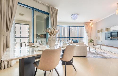 Jumeirah Lake Towers Apartment | Spacious 1BR Overlooking City Skyline and Marina, Next to JLT Lakefront, Just Minutes to Metro, Jumairah Bay Tower X1, JLT by Deluxe Holiday Homes
