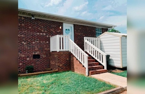 Lexington - Salisbury Apartment | Spacious 1king bd/2queen 15mins polar express