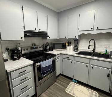 Lexington Apartment | Spacious 1king bd/2queen bd/* 1 mile from I-85