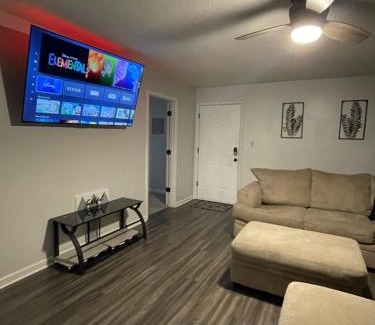 Lexington Apartment | Spacious 1king bd/2queen bd/* 1 mile from I-85