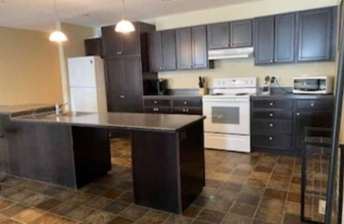 Regina House | Spacious 2 Bdm. Accessible.nn