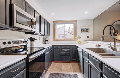 Peak 9 Condo | Spacious 2-bed, 2-bath Mountainwood 301 condo in Breckenridge, sleeps 8 guests.
