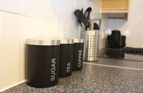 Crawley Apartment | Spacious 2 Bed 2 Bath Apartment - Gatwick 10 min away!