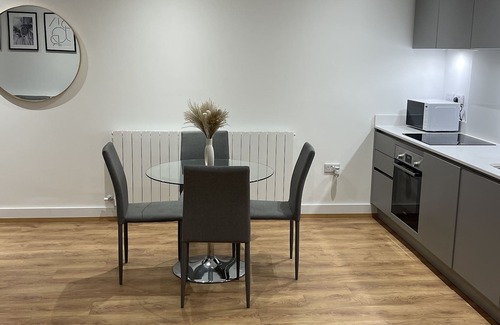 Whyteleafe Apartment | Spacious 2-Bed Apartment in Whyteleafe