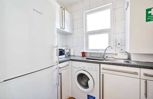 Lea Bridge Apartment | Spacious 2-Bed Apartment, Sleeps 8 in Leyton E10