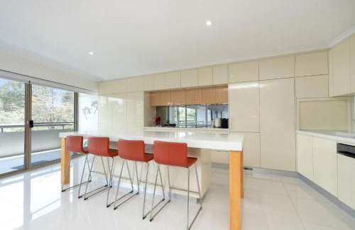 Manuka Apartment | Spacious 2-Bed Apartment Near Dining & Attractions