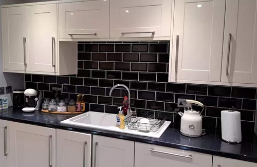 Leabridge Apartment | Spacious 2 Bed Apt with Balcony in Vibrant Hackney
