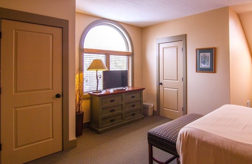 Thompsonville Hotel | Spacious 2 Bed At Crystal Mountain Resort 2 Bedroom Condo by RedAwning